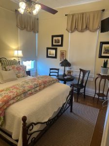 queen bed with small sitting area