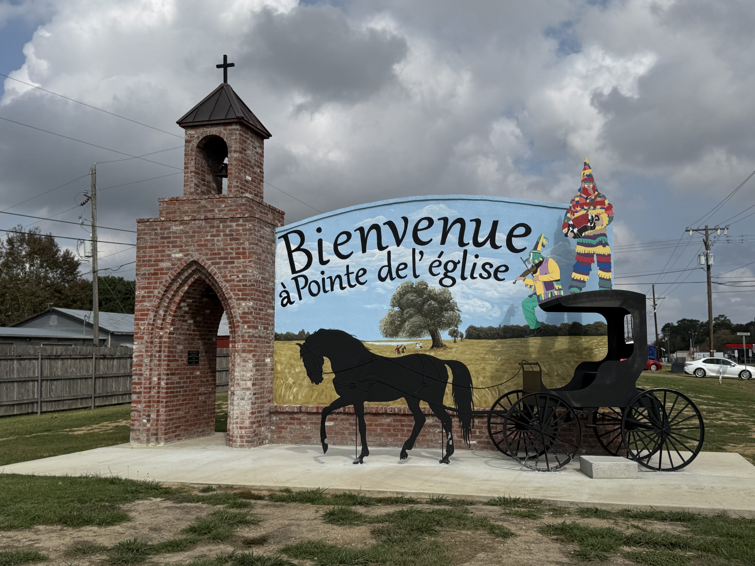 Town welcome sign written in French with horse and buggy cutout