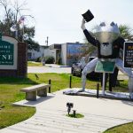 Rayne, Louisiana welcome sign and giant metal frog statue