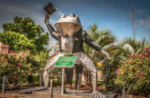 large metal frog statue in Rayne, Louisiana